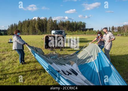 Tanne, Deutschland. Juli 2020. Winfried Borchert, Pilot und Betreiber des Brocken-Ballons, bereitet den Start seines Ballons mit Passagieren vor. In Sachsen-Anhalt müssen Ballonfahrer und ihre Gäste noch Masken tragen, in Thüringen ist das nicht mehr vorgeschrieben. Quelle: Stephan Schulz/dpa-Zentralbild/ZB/dpa/Alamy Live News Stockfoto