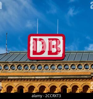 Logo der Deutschen Bahn, DB, über dem Eingang des historischen Hauptbahnhofs in Hannover, 22. August 2020 Stockfoto