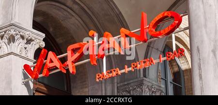 Logo des Selbstbedienungsrestaurants Vapiano, das italienische Gerichte wie Pizza und Pasta in einem historischen Gebäude in Hannover, Deutschland, am 22. August 2020 anbietet Stockfoto