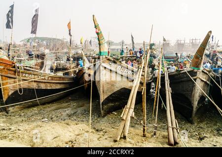 Chittagong, Bangladesch, 23. Dezember 2017: Traditionelle Fischerboote am Hafen am Karnaphuli-Fluss am Morgen Stockfoto