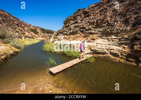 Wanderer überqueren den Bach am Water Canyon, Santa Rosa Island, Channel Islands National Park, California USA Stockfoto