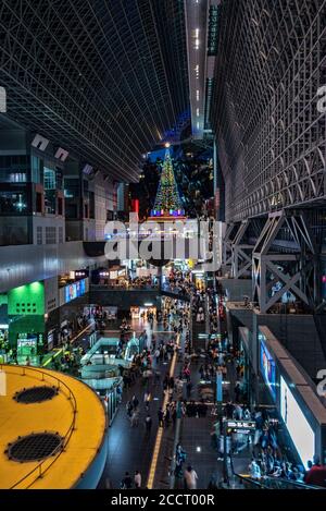 Kyoto Bahnhof Halle mit Weihnachtsdekoration, Kyoto, Japan Stockfoto