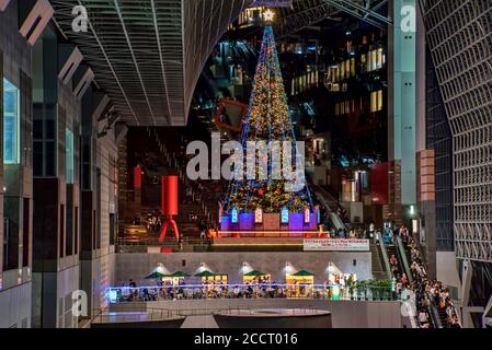 Kyoto Bahnhof Halle mit Weihnachtsdekoration, Kyoto, Japan Stockfoto