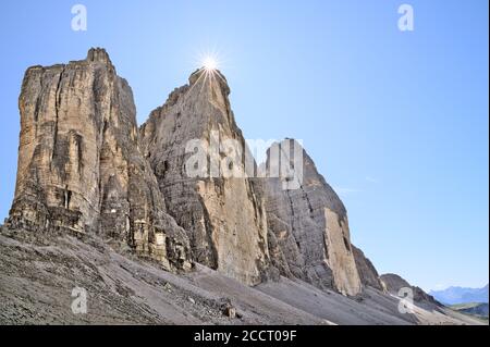 Blick auf die drei Gipfel des Lavaredo (Drei Zinnen oder drei Zinnen von Lavaredo) Im Nationalpark Sextener Dolomiten Stockfoto