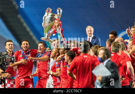 firo Fußball: Champions-League-Finale 23.08.2020 FC Bayern München, München, München - Paris Saint Germain 1: 0 Jubel bei der Siegerehrung mit Cup Manuel NEUER, FCB 1 mit Trophäe, Ivan PERISIC, FCB 14, Leon GORETZKA, FCB 18 Robert LEWANDOWSKI, FCB 9 Thiago ALCANTARA, FCB 6 Alvaro ODRIOZOLA, FCB 2 Kingsley COMAN, FCB 29 Philippe COUTINHO, FCB 10 Serge GNABRY, FCB 22 Thomas MUELLER, MULLER, FCB 25 Joshua KIMMICH, FCB 32 Benjamin PAVARD, FCB 5 Corentin TOLISSO, FCB 24 David ALABA, FCB 27 Karl-Heinz RUMMENIGGE (CEO, Team FCB gewinnen die Trophäe im Finale UEFA Peter Schatz/Pool/via / Stockfoto