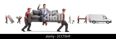 Movers tragen eine Couch mit einem Mann sitzen und zeigen Up und andere Mover laden einen Van isoliert auf weiß Hintergrund Stockfoto