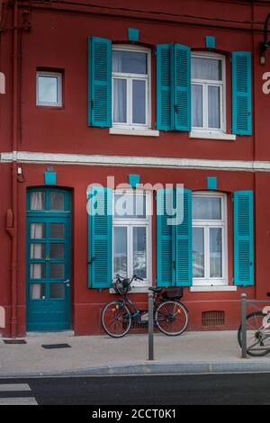 Rotes Haus mit türkisfarbenen Fensterläden. Saint Valery Stockfoto