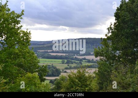 Die Spitze des Darent Valley, eine Lücke in der North Downs Escarpment, Kent. Bild von Fackenden unten im Sommer, bei Otford/Shoreham am bewölkten Nachanno Stockfoto