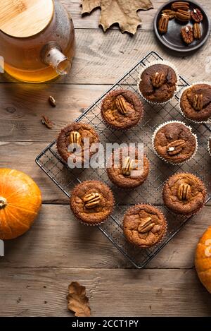 Herbstfrühstück. Hausgemachte Kürbis Gewürz-Muffins mit Pekannüssen, Draufsicht. Herbstbäcken der Saison. Stockfoto