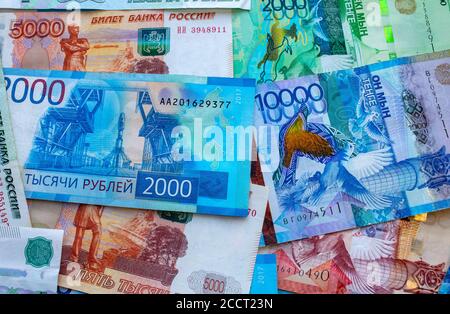 Sammlung von gemischten Papiergeld, Rubel und Tenge. Russische Rubel und Kasachstan Landeswährung, Draufsicht auf gemischte Tenge und Rubel Banknoten. Zehn Stockfoto