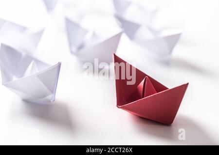 Rote und weiße Papierboote. Konzept von Führungsbooten für Teamarbeit Gruppe oder Erfolg Stockfoto