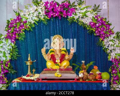 Lord Ganesha geschmückt mit Orchideenblumen Stockfoto