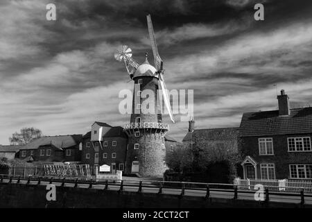 Frühlingsansicht von Maud Foster Windmill, Boston Town, Lincolnshire County, England Stockfoto