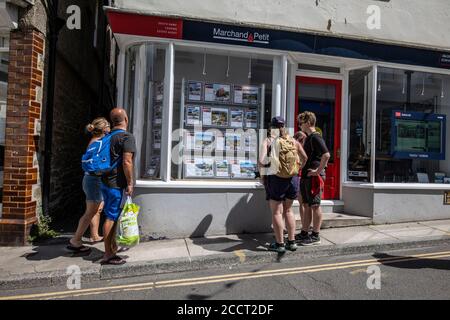 Family Looking at Estate Agent Immobilien zum Verkauf in Salcombe, malerische Stadt in South Hams Bezirk von Devon, Südküste von England Großbritannien Stockfoto