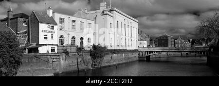 Blick auf die Versammlungsräume und die Stadtbrücke, Fluss Witham, Boston Stadt; Lincolnshire; England; Großbritannien Stockfoto