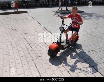 Krakau. Krakau. Polen. Kleiner Junge auf dem E-Bike. Stockfoto