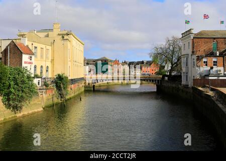 Blick auf die Versammlungsräume und die Stadtbrücke, Fluss Witham, Boston Stadt; Lincolnshire; England; Großbritannien Stockfoto