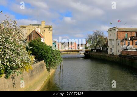 Blick auf die Versammlungsräume und die Stadtbrücke, Fluss Witham, Boston Stadt; Lincolnshire; England; Großbritannien Stockfoto