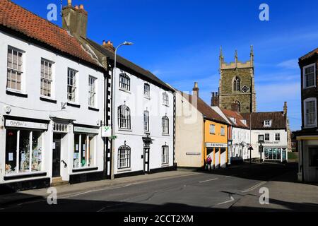 Blick auf die Straße von Alford Stadt mit St Wilfreds Kirche, Lincolnshire, England; Großbritannien Stockfoto