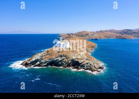 Kea Tzia Insel, Kykladen, Griechenland. Luftdrohne Ansicht des Leuchtturms, blaues Meerwasser, klarer blauer Himmel. Griechenland, Insel Kea Tzia Stockfoto