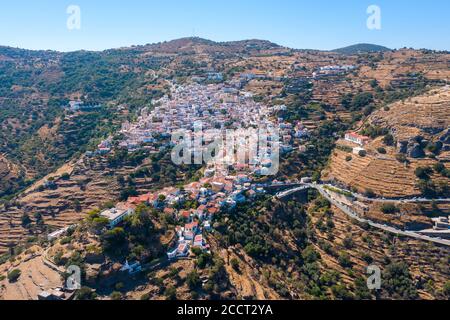 Griechenland, Insel Kea. Panorama-Drohnenaufnahme der Hauptstadt Ioulis. Rote Dächer Häuser auf der felsigen Berglandschaft Stockfoto