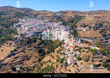 Griechenland, Insel Kea. Panorama-Drohnenaufnahme der Hauptstadt Ioulis. Rote Dächer Häuser auf der felsigen Berglandschaft Stockfoto