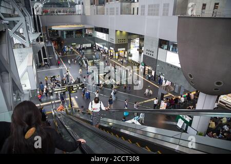 KYOTO, JAPAN - 28. NOVEMBER 2016: Passagiere besuchen den Bahnhof von Kyoto. Es ist Japans zweitgrößtes Bahnhofsgebäude. Stockfoto