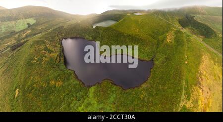 Luftaufnahme von Lagoa Negra und Lagoa Comprida auf der Azoren Insel Flores Stockfoto