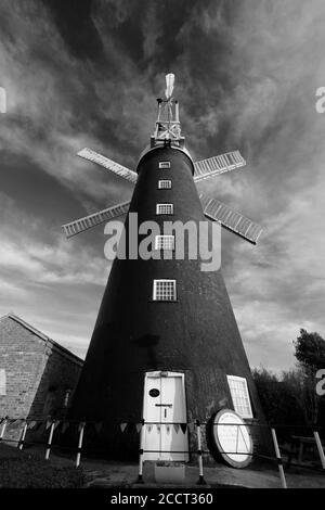 Blick auf den Sonnenuntergang über Waltham Windmill, Waltham Village, Lincolnshire County, England Stockfoto