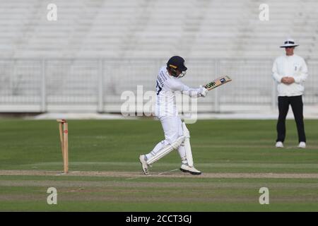 CHESTER LE STREET, ENGLAND. 24. AUGUST 2020 Wayne Madsen wird von Matt Salisbury aus Durham während der Bob Willis Trophy Spiel zwischen Durham County Cricket Club und Derbyshire County Cricket Club in Emirates Riverside, Chester le Street gewirft (Kredit: Mark Fletcher / MI News) Kredit: MI News & Sport /Alamy Live News Stockfoto