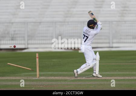 CHESTER LE STREET, ENGLAND. 24. AUGUST 2020 Wayne Madsen wird von Matt Salisbury aus Durham während der Bob Willis Trophy Spiel zwischen Durham County Cricket Club und Derbyshire County Cricket Club in Emirates Riverside, Chester le Street gewirft (Kredit: Mark Fletcher / MI News) Kredit: MI News & Sport /Alamy Live News Stockfoto