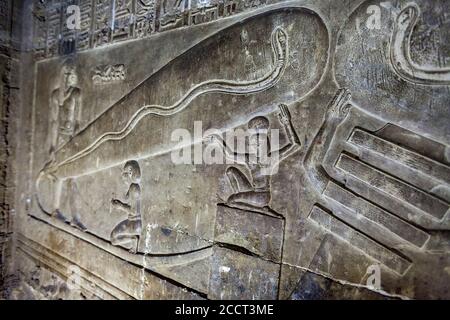 Reliefschnitzerei der Schöpfung des Kosmos im Tempel von Hathor, erinnert an eine längliche Glühbirne Stockfoto