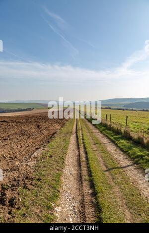 Ein Weg entlang Ackerland, in den South Downs in Sussex Stockfoto