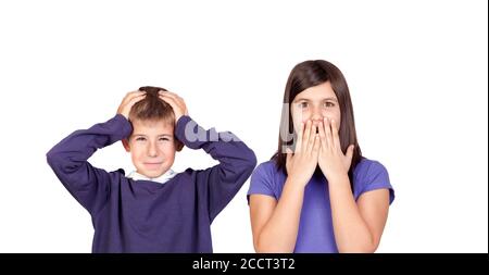Kinder, die die Ohren bedeckten und von einem lauten, auf weißem Hintergrund isolierten Geräusch schockiert waren Stockfoto