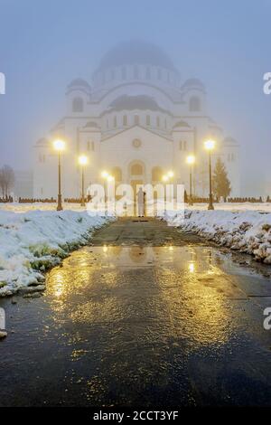 Tempel der Heiligen Sava in Belgrad unter dem Licht der Nacht im Winter, beachten Sie flache Tiefe des Feldes Stockfoto