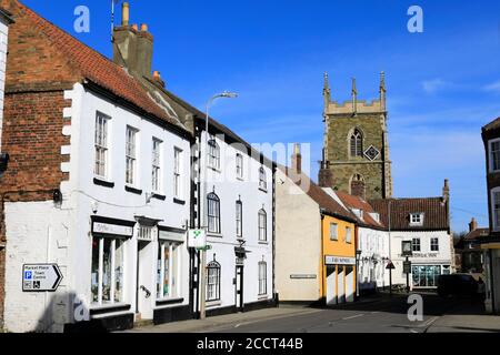 Blick auf die Straße von Alford Stadt mit St Wilfreds Kirche, Lincolnshire, England; Großbritannien Stockfoto