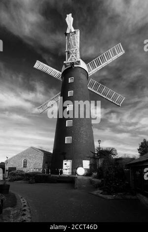 Blick auf den Sonnenuntergang über Waltham Windmill, Waltham Village, Lincolnshire County, England Stockfoto