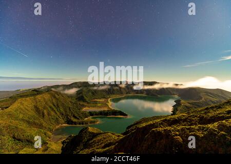 Mondschein über dem Lagoa do Fogo, São Miguel Island, Azoren Stockfoto