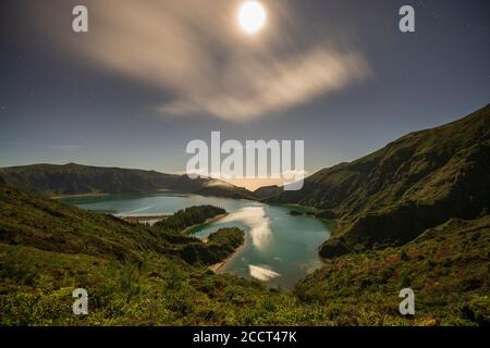 Mondschein über dem Lagoa do Fogo, São Miguel Island, Azoren Stockfoto