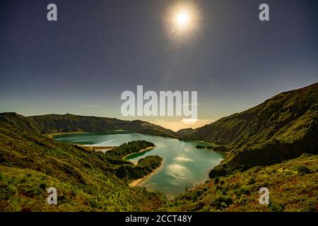 Mondschein über dem Lagoa do Fogo, São Miguel Island, Azoren Stockfoto