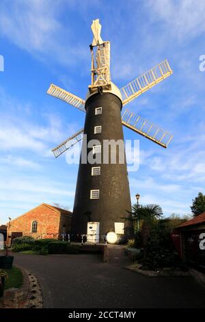 Blick auf den Sonnenuntergang über Waltham Windmill, Waltham Village, Lincolnshire County, England Stockfoto