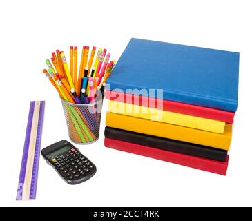 Die horizontale Aufnahme der Gruppe der Schulmaterialien, die den Stapel der bunten Bücher enthalten, die auf ihrer Seite liegen, das Lineal, den Rechner und den Drahtstift h Stockfoto