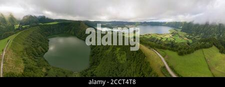 Eine Panorama-Luftaufnahme der Seen von Sete Cidades vom Miradouro da Vista do Rei auf der Insel Sao Miguel auf den Azoren, Portugal Stockfoto