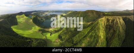 Eine Panorama-Luftaufnahme der Seen von Sete Cidades vom Miradouro da Vista do Rei auf der Insel Sao Miguel auf den Azoren, Portugal Stockfoto