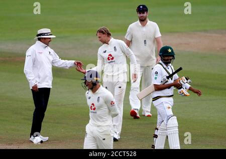 England Captain Joe Root (Mitte) gibt den Ball an einen Schiedsrichter zurück, da schlechtes Licht während des vierten Tages des dritten Testspiels im Ageas Bowl in Southampton nicht mehr spielt. Stockfoto