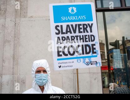London, Großbritannien. August 2020. Extinction Rebellion Mitglieder protestieren vor der Barclays Bank in Balham, South London. XR setzen ihren „Harklays“-Campai fort Stockfoto