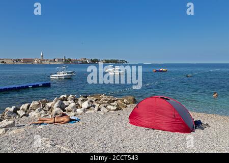 Kiesstrand, Porec, Istrien, Kroatien Stockfoto