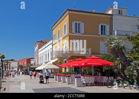 Häuser und Restaurant am Hafen, Porec, Istrien, Kroatien Stockfoto