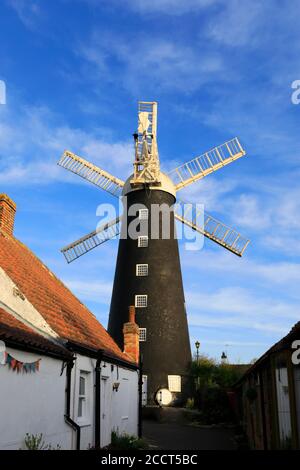 Blick auf den Sonnenuntergang über Waltham Windmill, Waltham Village, Lincolnshire County, England Stockfoto