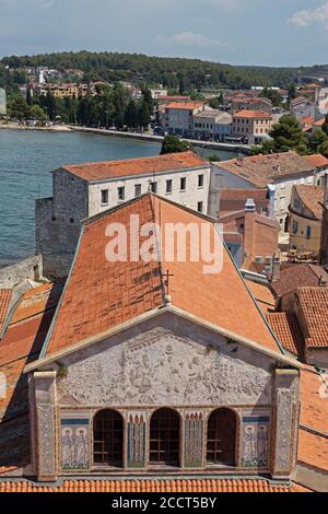 Blick über das Ostschiff vom Turm der Euphrasius-Basilika, Porec, Istrien, Kroatien Stockfoto